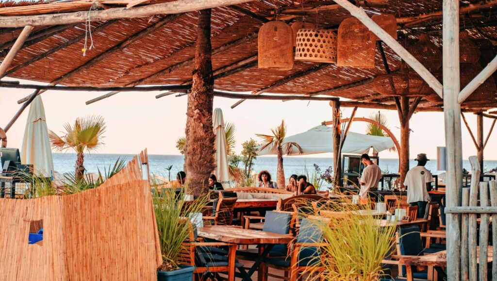Menaje imprescindible para un beach club en Ibiza este verano